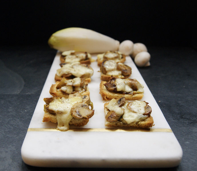 Toasts à la raclette, aux endives et aux champignons