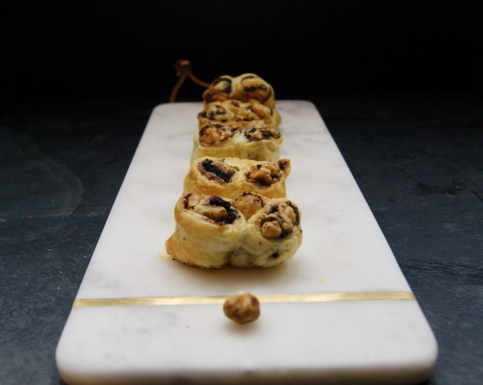 Biscuits palmiers, tapenade et noisettes