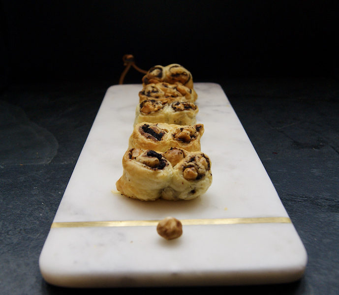 Biscuits palmiers, tapenade et noisettes