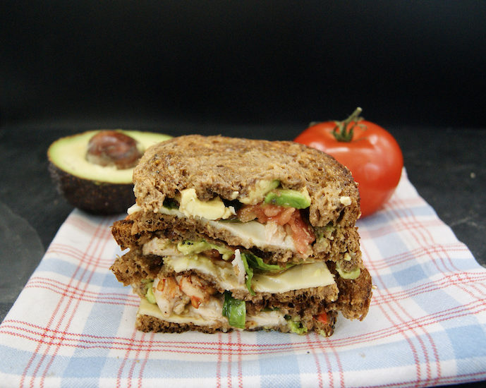 Croque-monsieur avocat, tomate et poulet rôti