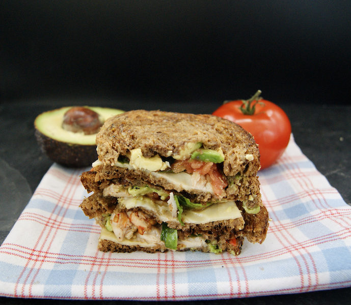 Croque-monsieur avocat, tomate et poulet rôti