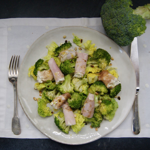 Salade de brocoli et duo d’involtini de jambon