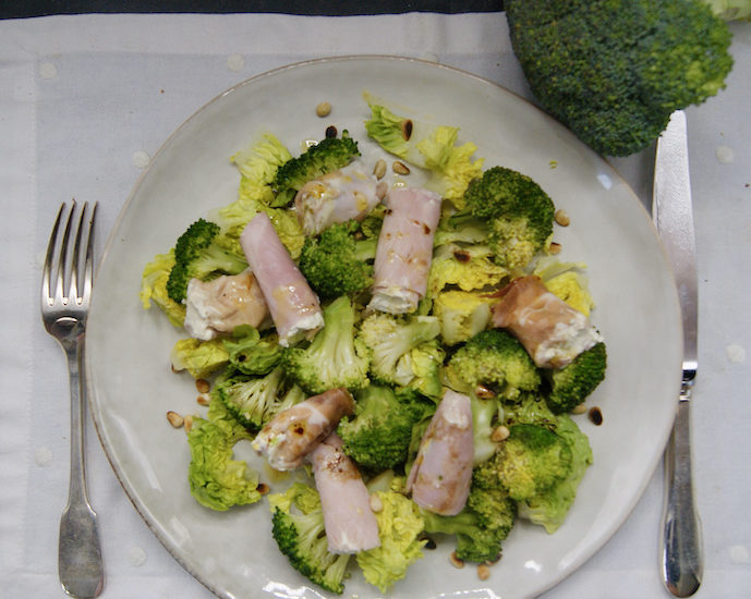 Salade de brocoli et duo d’involtini de jambon
