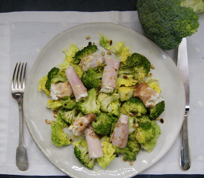 Salade de brocoli et duo d’involtini de jambon