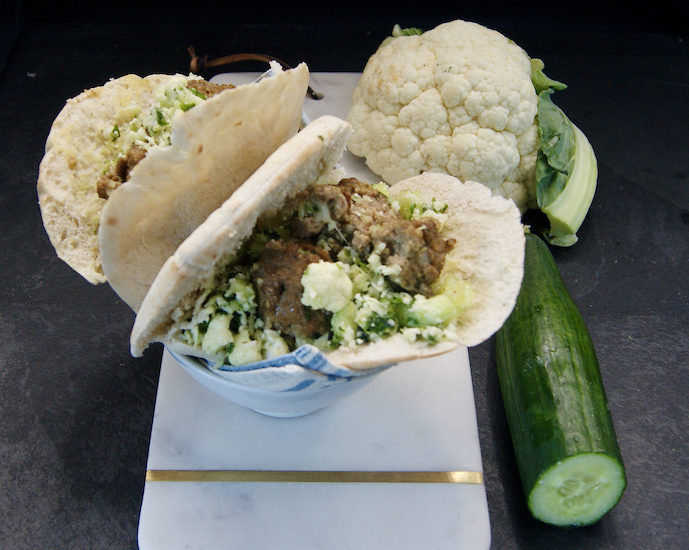 Pita au couscous de chou-fleur et de concombre