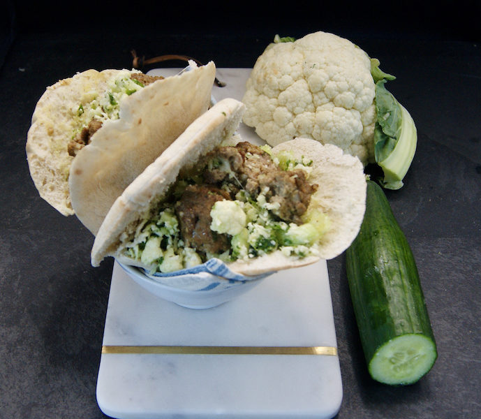 Pita au couscous de chou-fleur et de concombre