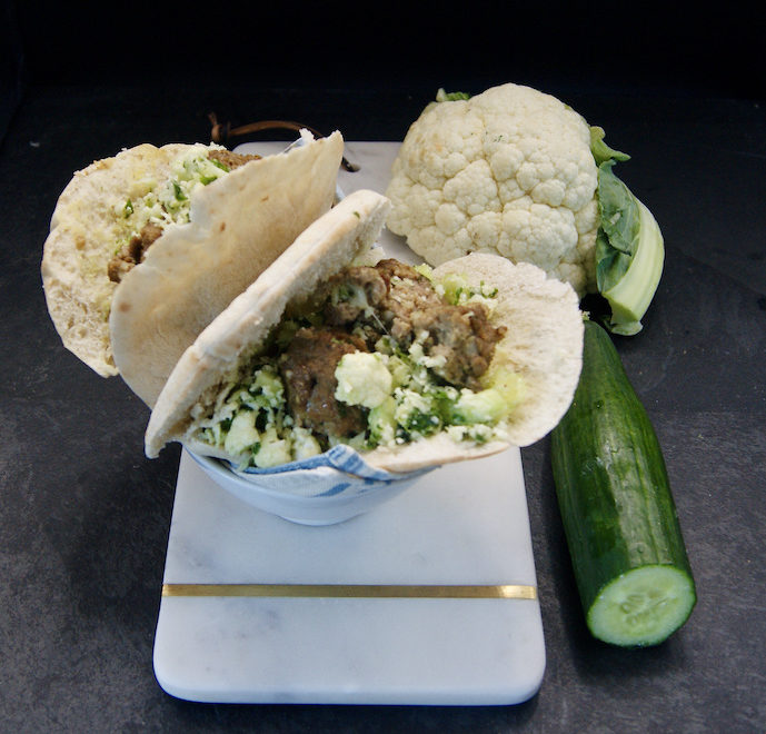 Pita au couscous de chou-fleur et de concombre