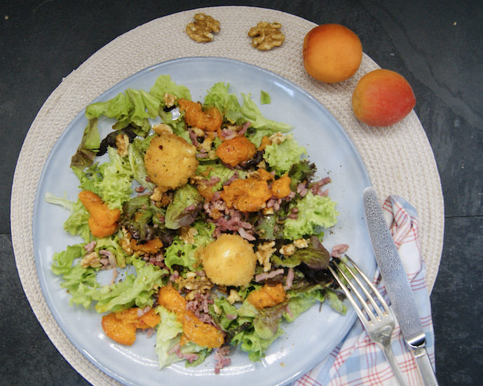 Salade aux chèvres panés, chutney aux abricots