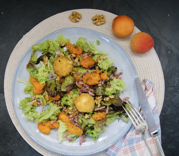 Salade aux chèvres panés, chutney aux abricots