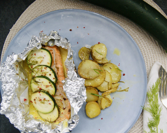 Papillote de saumon, courgette et pommes de terre au romarin