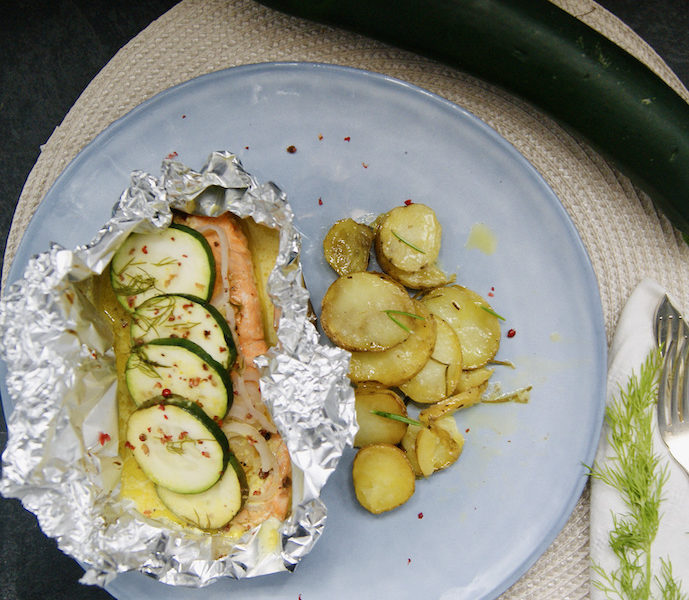 Papillote de saumon, courgette et pommes de terre au romarin