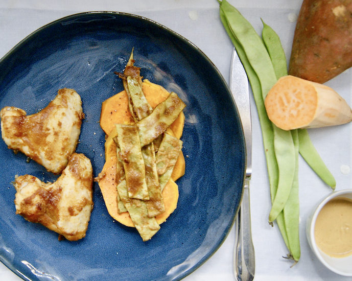Poulet grillé aux patates douces et haricots coco, sauce cacahuète