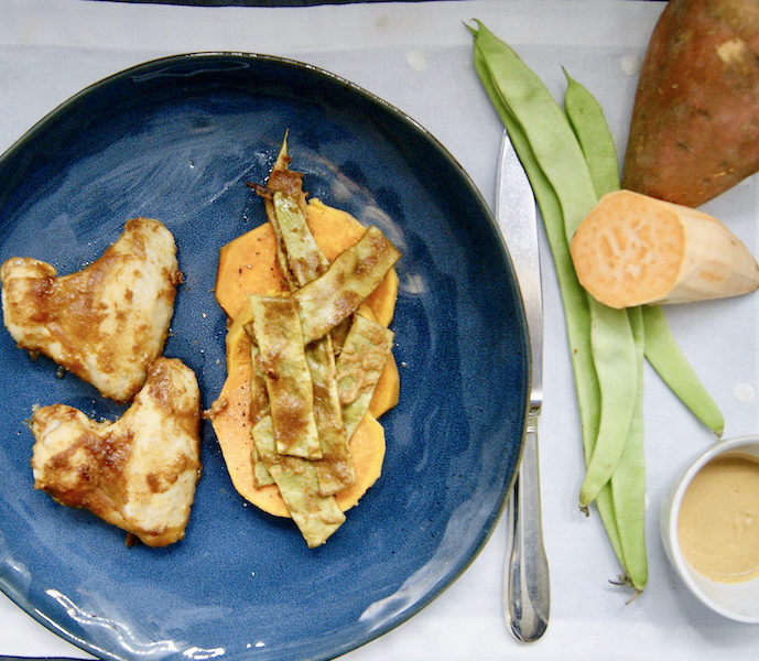 Poulet grillé aux patates douces et haricots coco, sauce cacahuète
