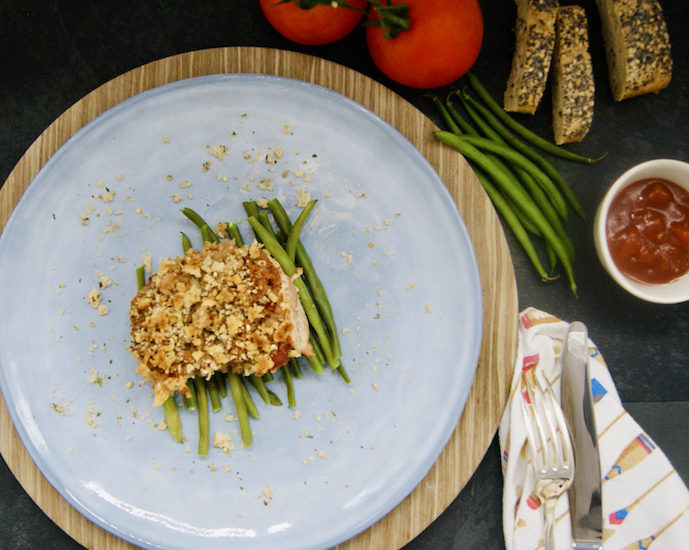 Poulet sauce tomate, haricots verts et crumble