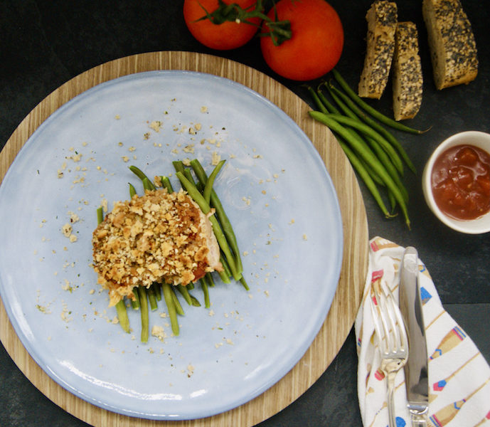 Poulet sauce tomate, haricots verts et crumble
