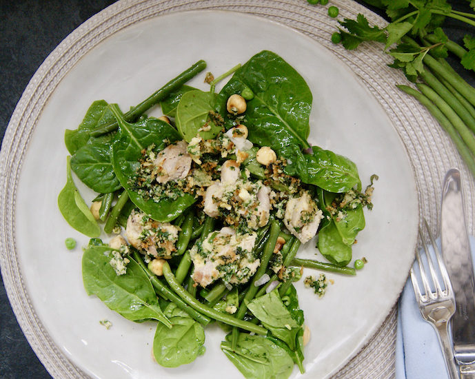 Poulet pané aux herbes, épinards, haricots verts et petits pois