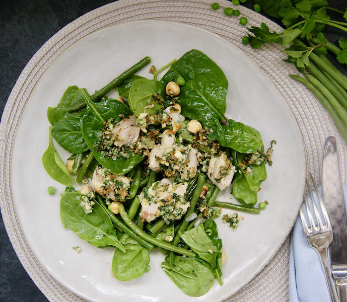 Poulet pané aux herbes, épinards, haricots verts et petits pois