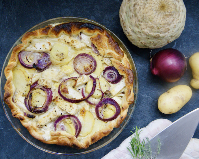 Tarte aux pommes de terre, céleri-rave et oignons rouges