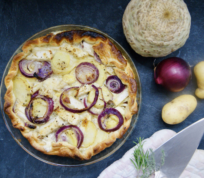 Tarte aux pommes de terre, céleri-rave et oignons rouges