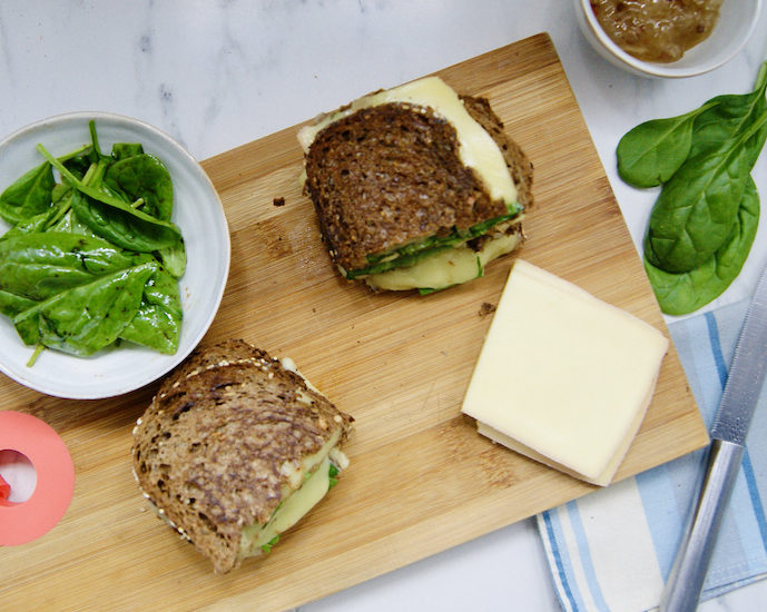 Croque-monsieur au fromage grillé et aux oignons confits