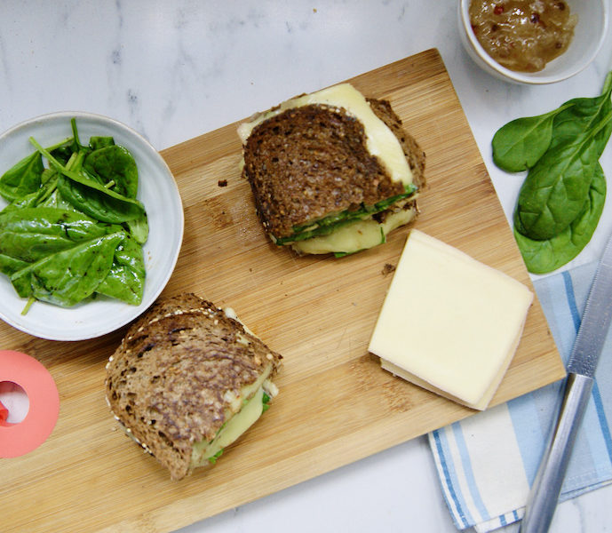 Croque-monsieur au fromage grillé et aux oignons confits
