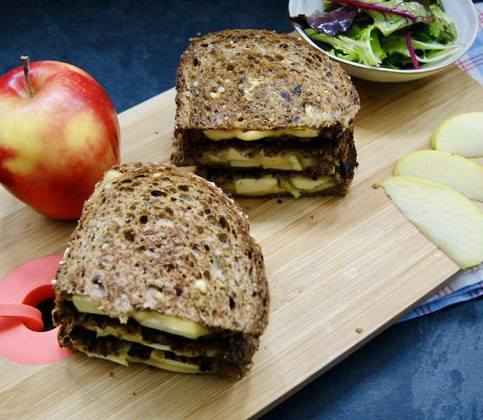 Croque-monsieur au fromage grillé et aux pommes
