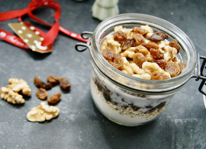 Cookies vegan aux noix et raisins secs en pot à offrir