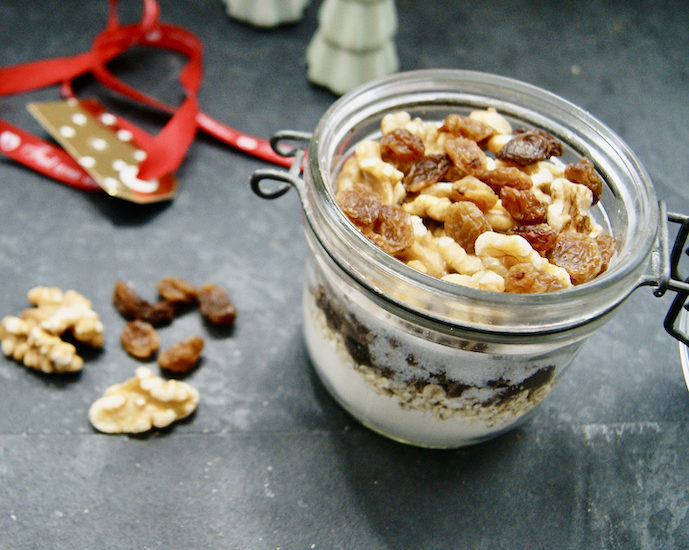 Cookies vegan aux noix et raisins secs en pot à offrir