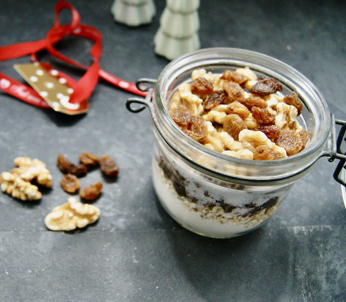 Cookies vegan aux noix et raisins secs en pot à offrir