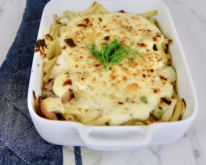 Macaroni gratinés au chou, fenouil, petits pois et lardons