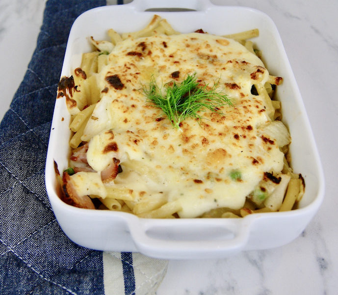 Macaroni gratinés au chou, fenouil, petits pois et lardons