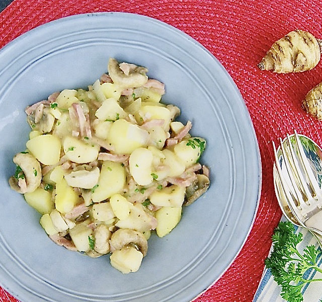 Poêlée de pommes de terre, cerfeuil tubéreux et champignons