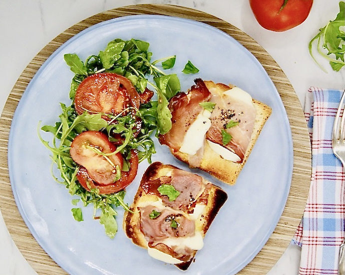 Prosciutto grillé et roquette aux tomates