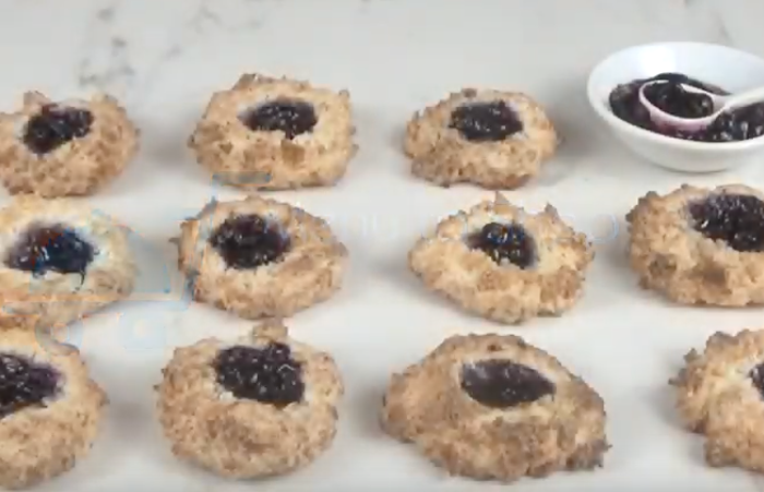 Macarons à la noix de coco et au cassis