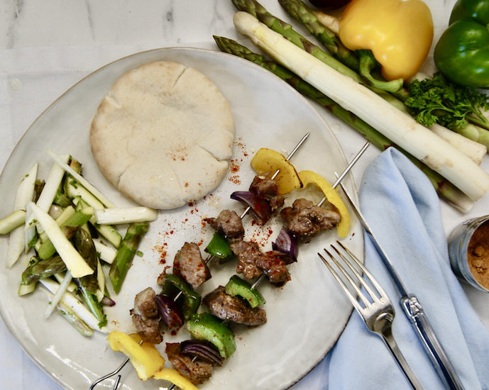 Brochettes d’agneau et salade d’asperges crues