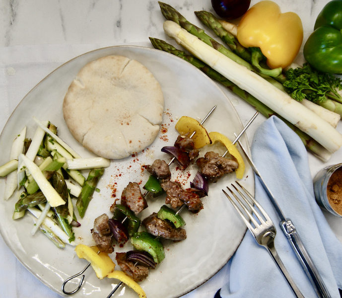 Brochettes d’agneau et salade d’asperges crues