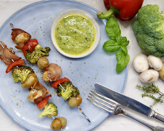 Brochettes de légumes au lard, pesto au basilic