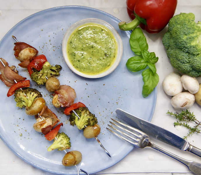 Brochettes de légumes au lard, pesto au basilic