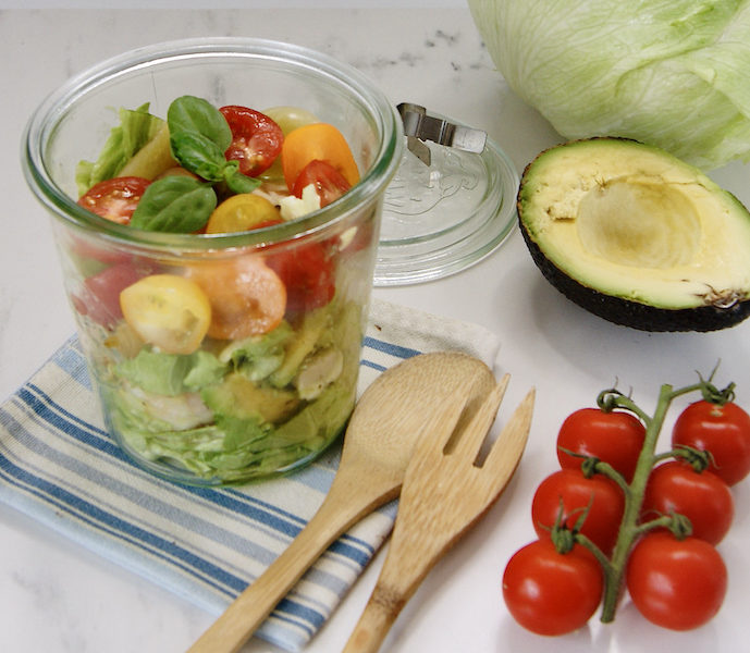 Salade avocat et crevettes en pot