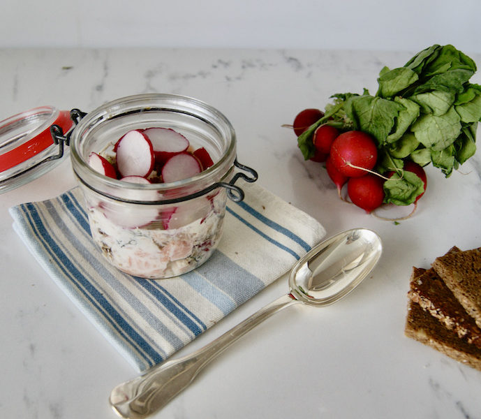 Fromage blanc au saumon fumé et aux radis en pot