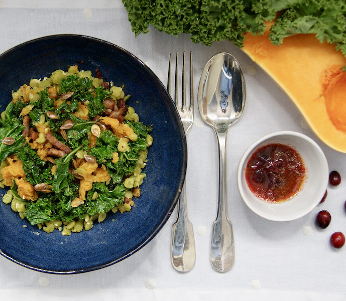Salade de butternut, chou kale, lardons et vinaigrette aux airelles