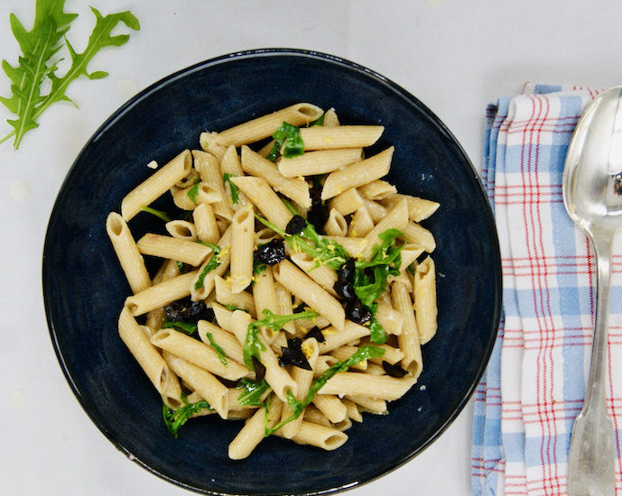 One-pot penne à la roquette, aux anchois et aux olives