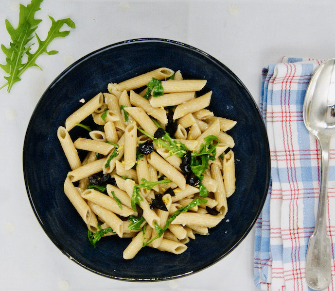 One-pot penne à la roquette, aux anchois et aux olives
