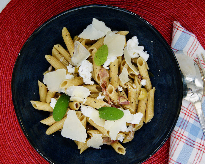 One-pot pâtes à la pancetta, sauge et ricotta