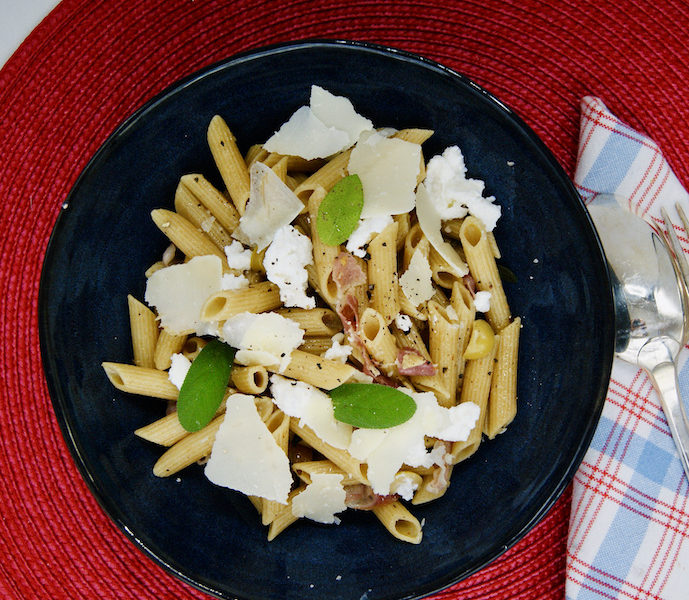 One-pot pâtes à la pancetta, sauge et ricotta