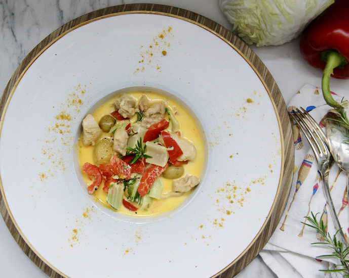 One-pot poulet curry au chou et au poivron