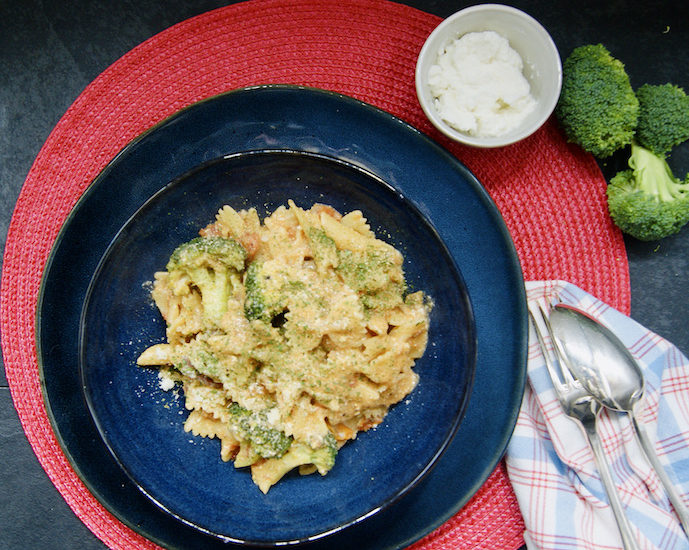 One-pot pâtes au brocoli, sauce rosée aux tomates