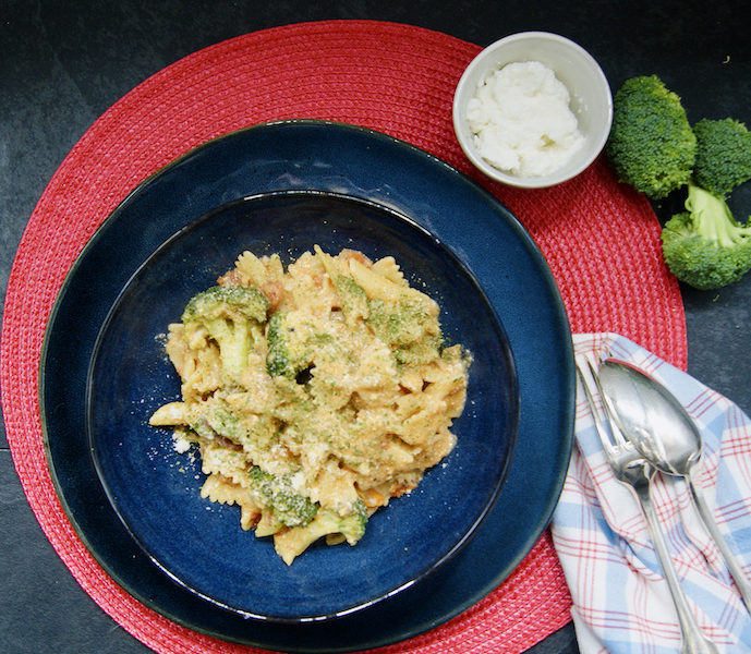 One-pot pâtes au brocoli, sauce rosée aux tomates