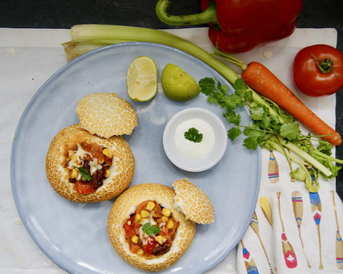 Petits pains ronds farcis au chili végétarien