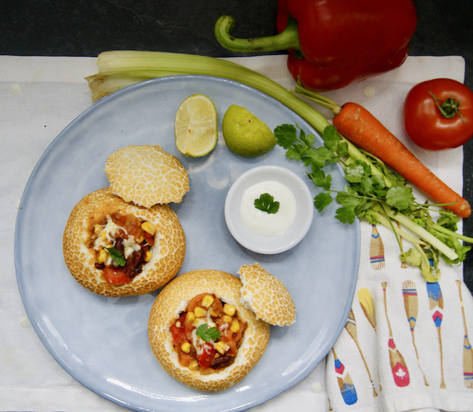 Petits pains ronds farcis au chili végétarien